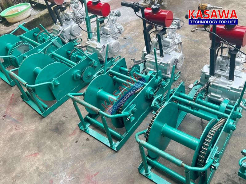 Máy tời gỗ (sử dụng động cơ xăng) là thiết bị chuyên dùng để vận chuyển gỗ