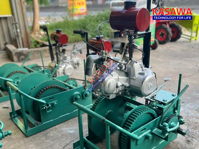 Máy tời gỗ sử dụng động cơ xăng