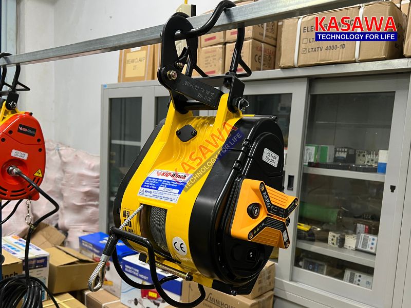 Móc tải của Kio-300L rất chắc chắn, có chốt an toàn