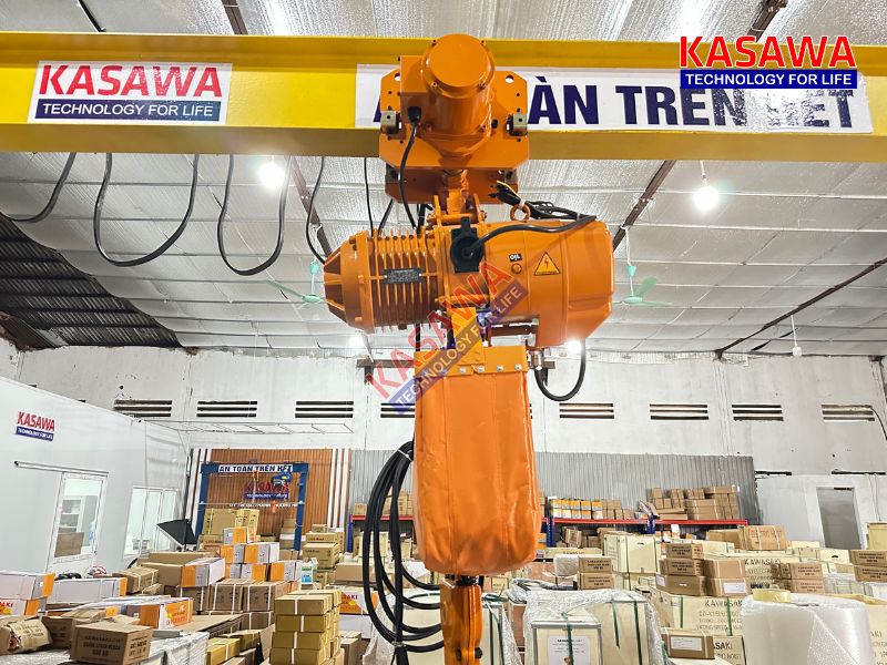 Pa lăng xích điện di chuyển được kết nối với hệ điện ngang