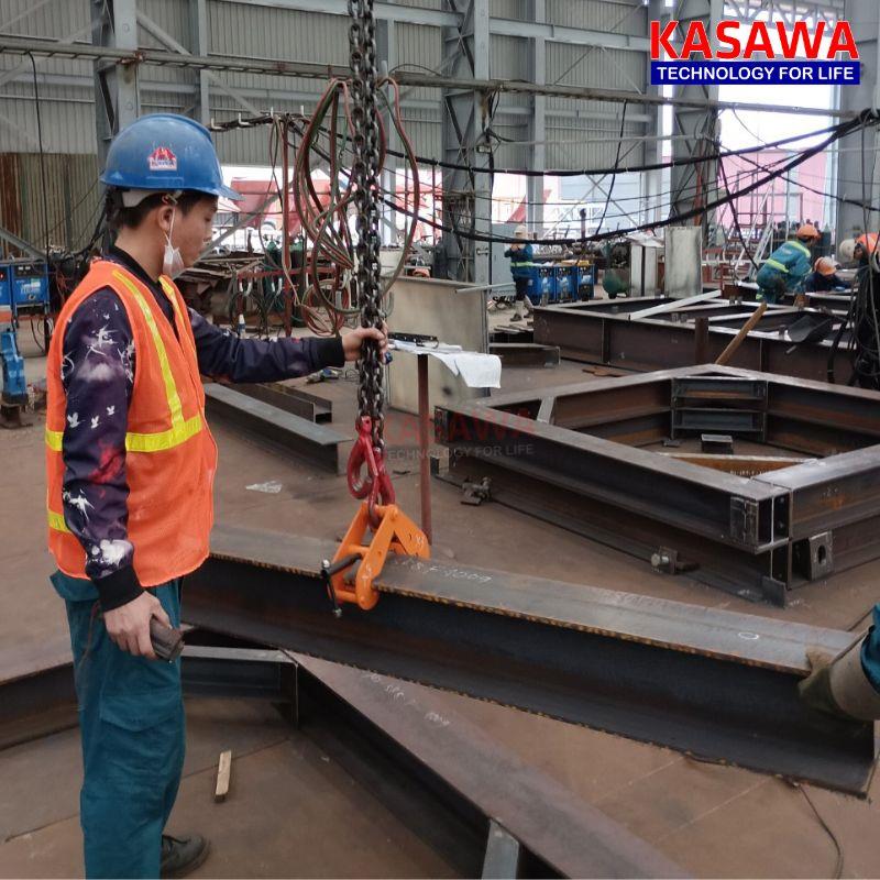 Kẹp dầm TBC 2 tấn được sử dụng để nâng hạ sắt thép trong nhà xưởng
