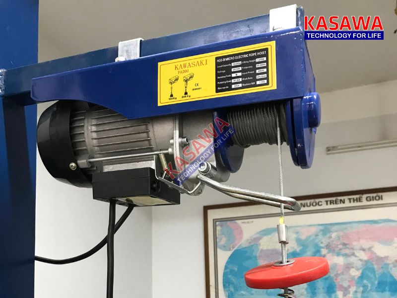 Tời điện mini PA200 được lắp đặt trên thanh sắt hộp vuông