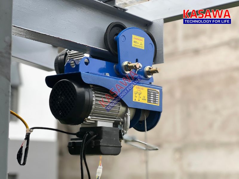 Con chạy điện được lắp đặt trên dầm chữ I