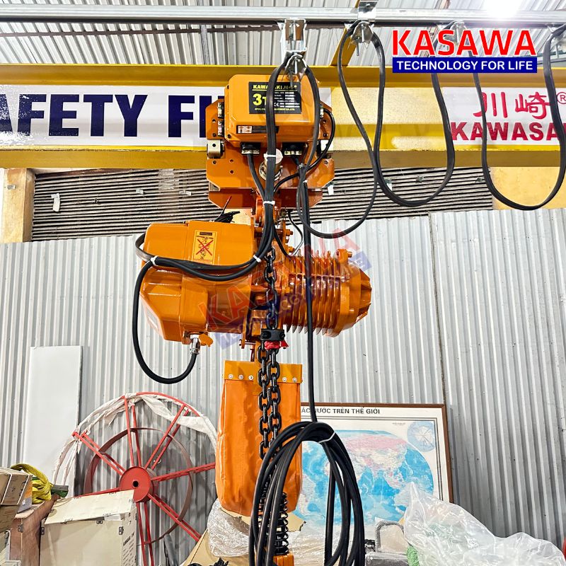 Pa lăng được lắp đặt trong nhà xưởng, nhà máy
