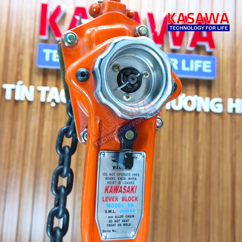 Không nên nâng hạ hàng hóa vượt quá tải trọng 2 tấn