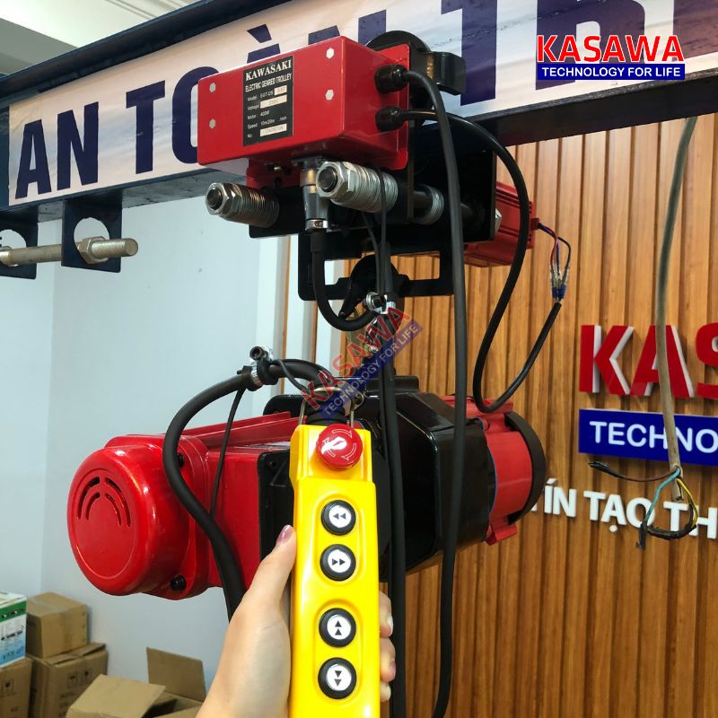 Tay bấm điều khiển 2 cấp tốc độ biến thiên từ 4m/phút đến 6.8m/phút