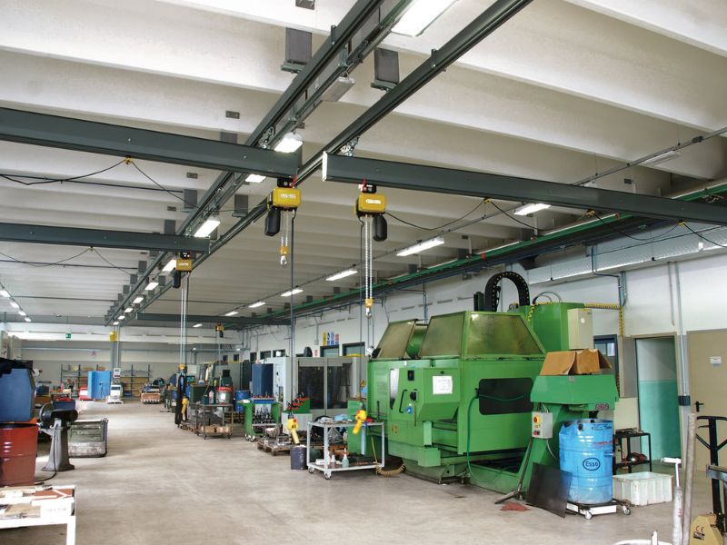 Palang xích điện kết hợp với dầm i nâng hàng trong nhà máy sản xuất