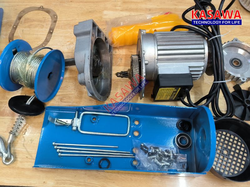 Tra dầu bôi trơn vào động cơ tời điện